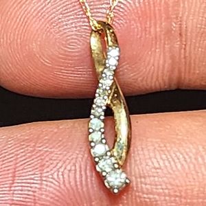 10k Itailian design figure 8 diamond journey necklace